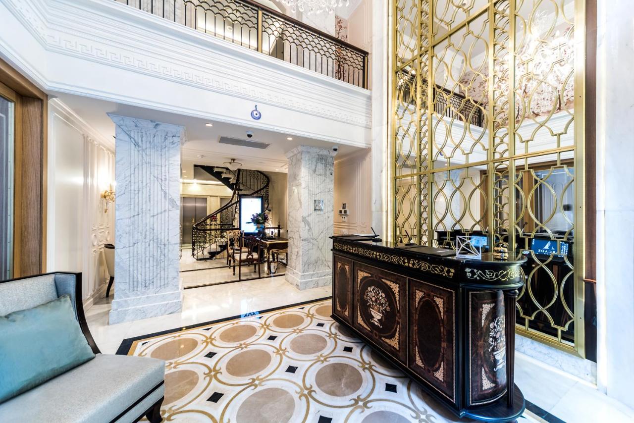 een woonkamer met een bank en een tafel bij Arcade Hotel & SPA Nisantasi in Istanbul