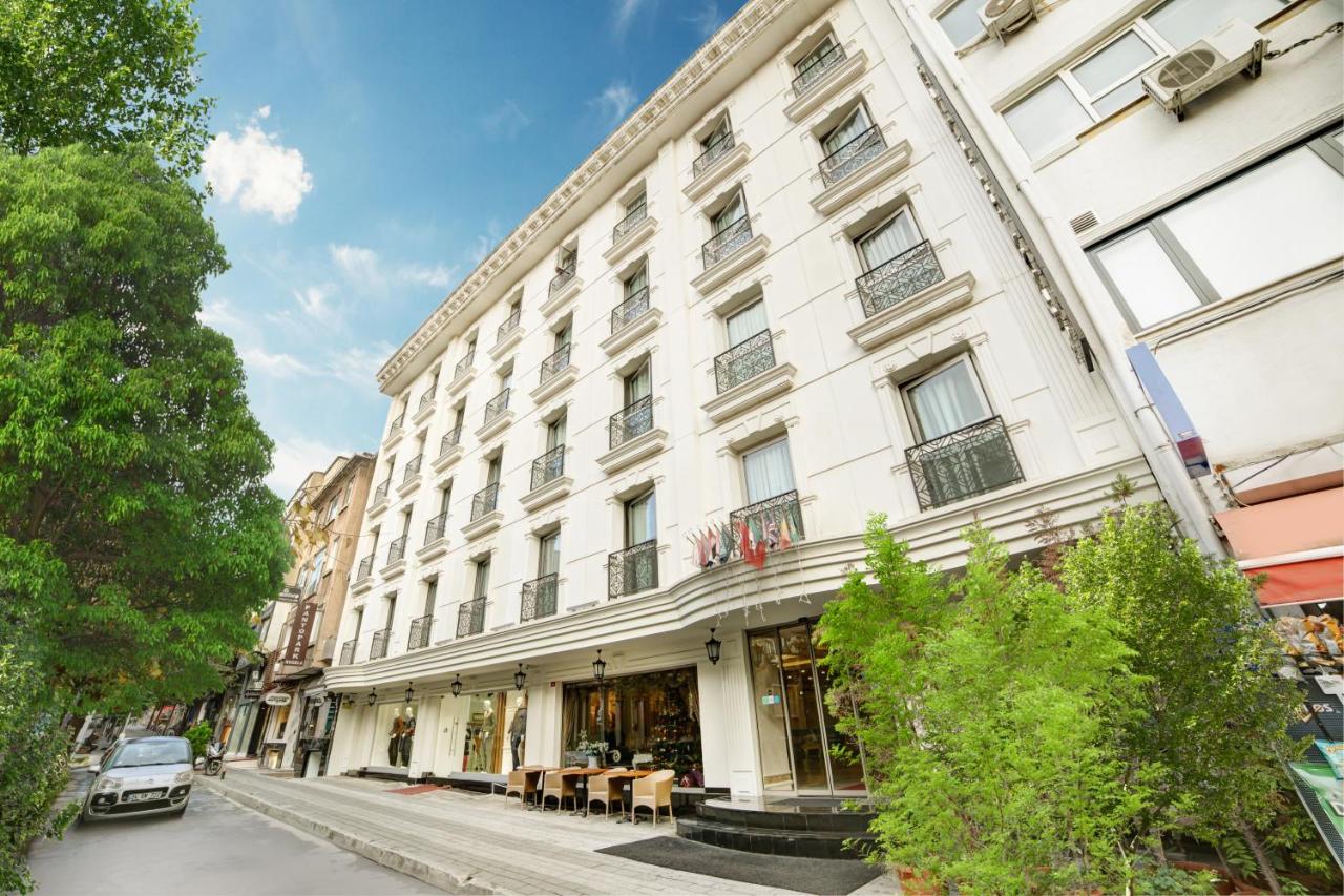 een groot wit gebouw in een stadsstraat bij Halifaks Hotel in Istanbul