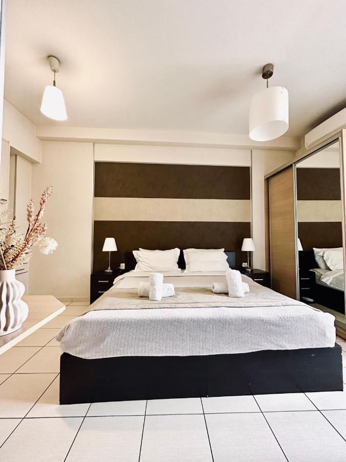 een grote slaapkamer met een groot bed en twee lampen bij Mc Queen Rooms & Apartments in Athene