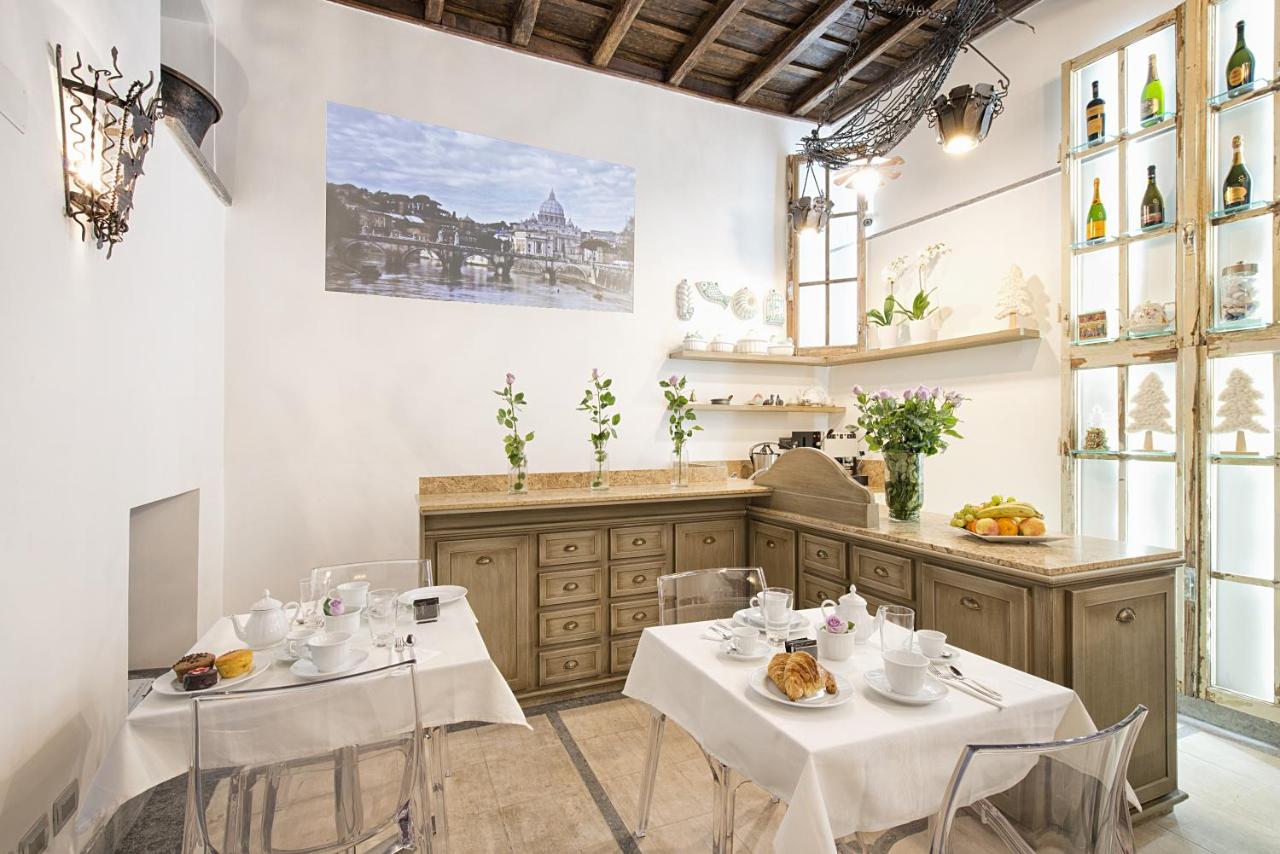 een eetkamer met twee tafels en een keuken bij Domus Libera in Rome