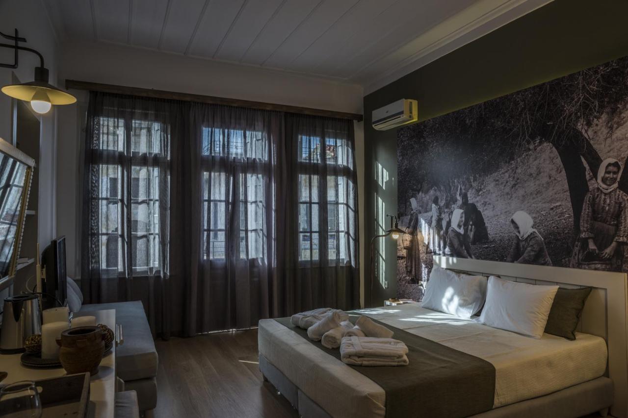 een slaapkamer met een bed en een groot raam bij Elia Daliani in Chania