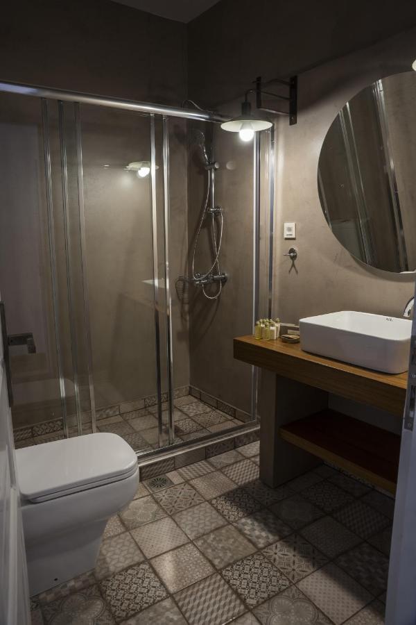 een badkamer met een douche, een toilet en een wastafel bij Elia Daliani in Chania