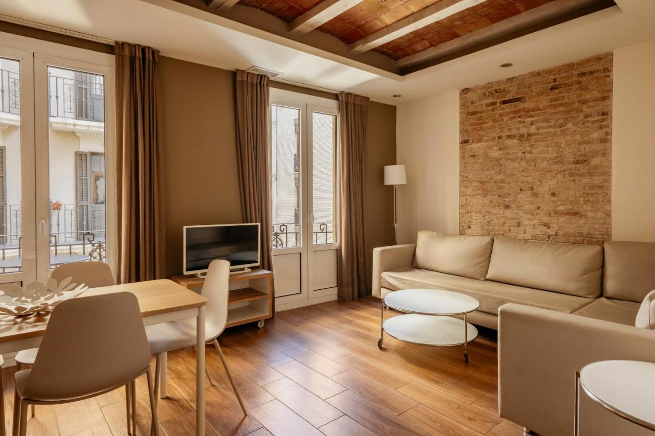een woonkamer met een bank en een tafel bij Barcelona Apartment Milà in Barcelona