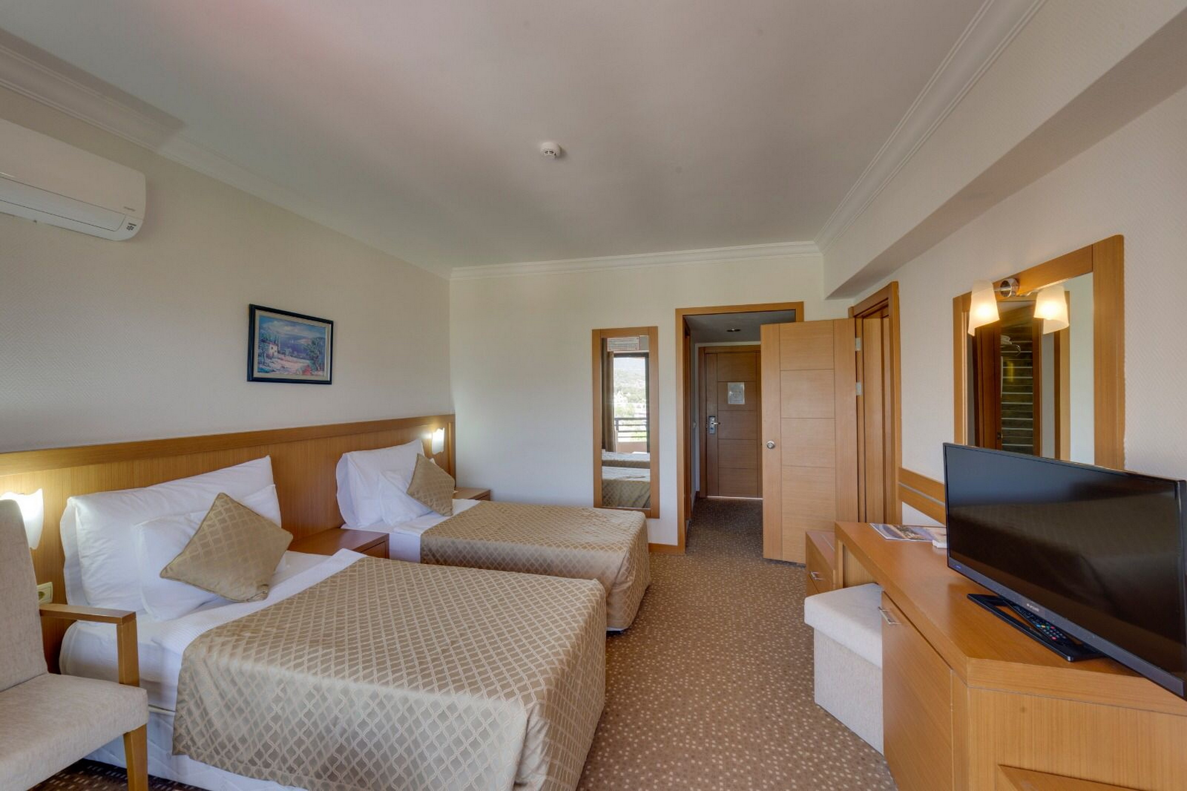 The Holiday Resort Hotel image 1