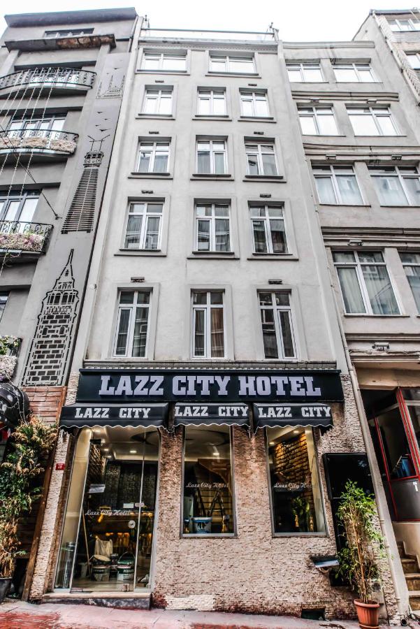een groot wit gebouw met een uithangbord voor een groot stadshotel bij Lazz City Hotel in Istanbul
