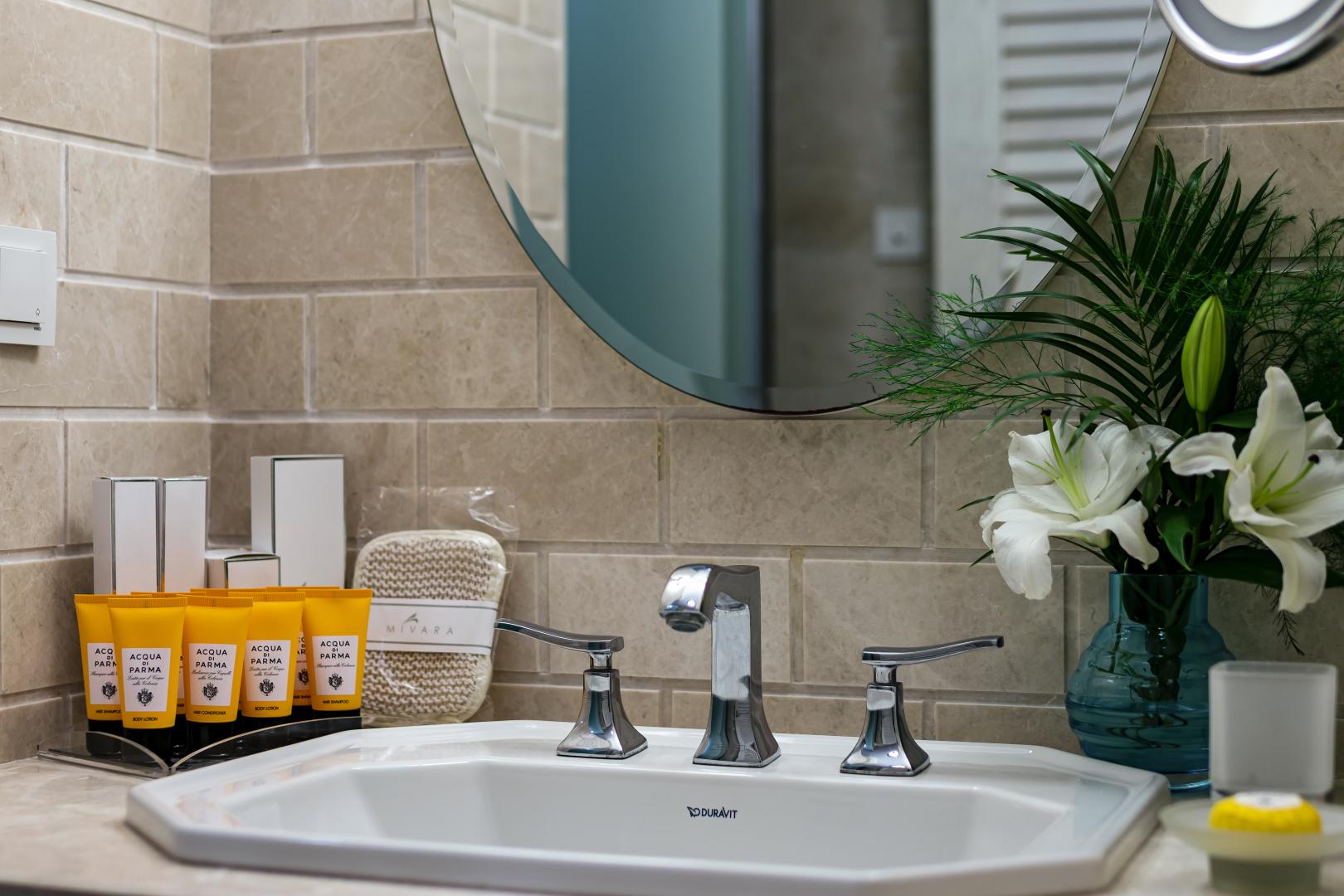 Badkamer met ligbad — Mivara Luxury Resort & Spa