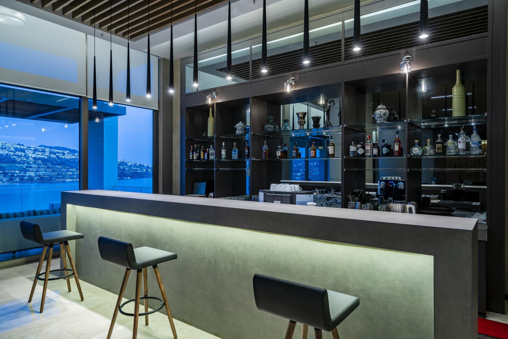 Bar met drankenselectie — Mivara Luxury Resort & Spa