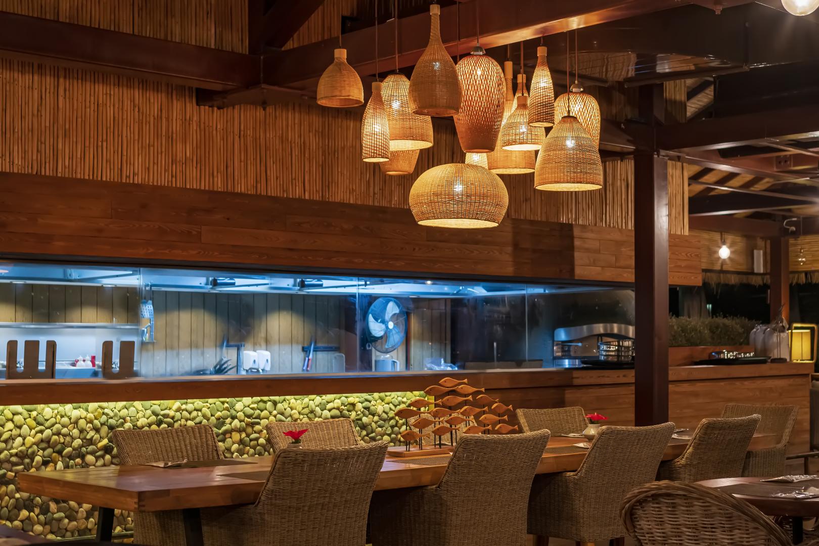 Restaurant met gedekte tafels — Mivara Luxury Resort & Spa