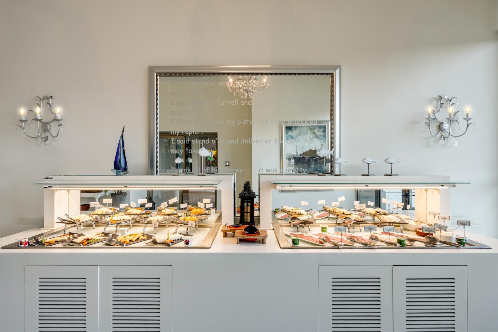 Bar met drankenselectie — Mivara Luxury Resort & Spa