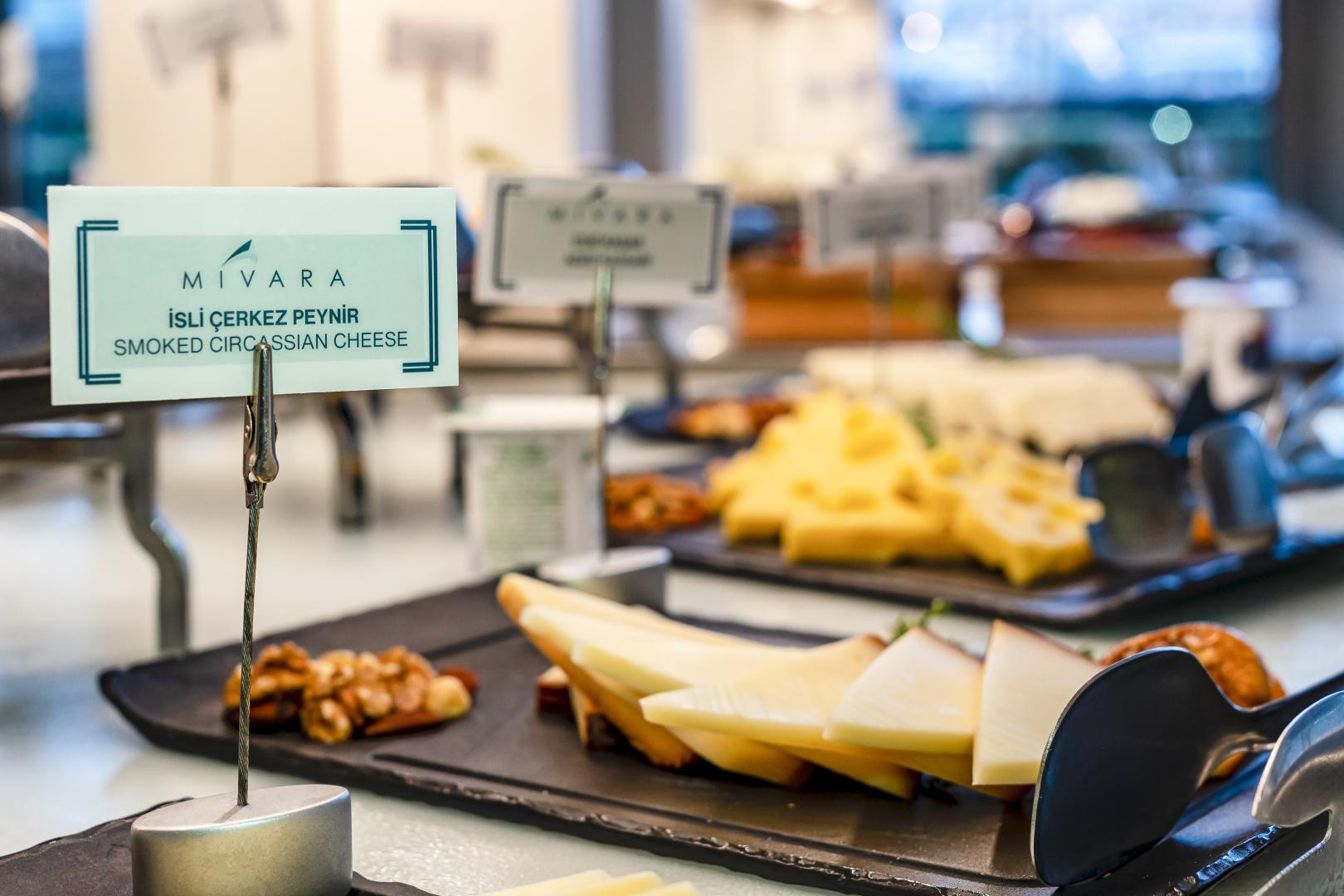 Buffet met diverse gerechten — Mivara Luxury Resort & Spa
