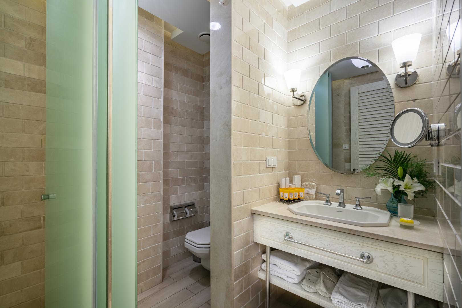 Badkamer met inloopdouche — Mivara Luxury Resort & Spa
