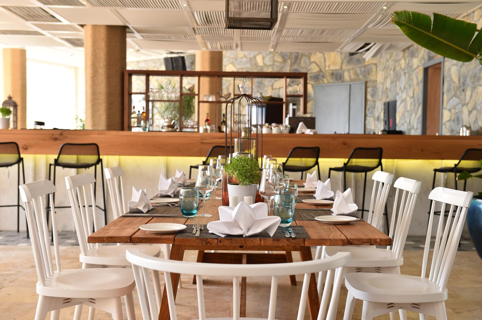 Restaurant met gedekte tafels — Sirene Luxury Hotel Bodrum