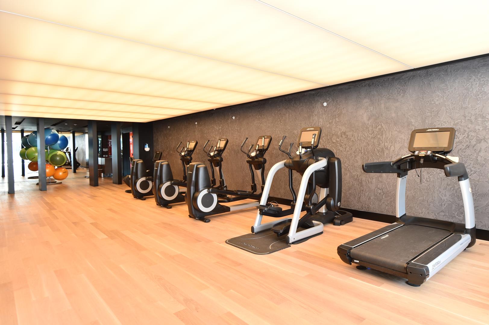 Fitnessruimte met cardio-apparaten — Sirene Luxury Hotel Bodrum