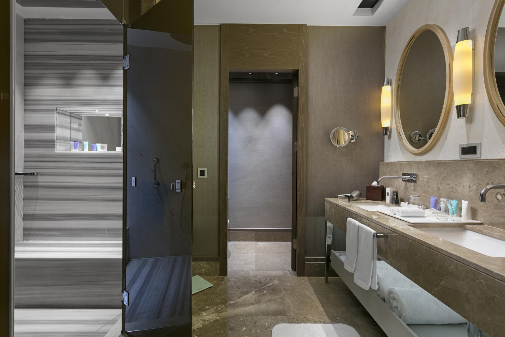 Badkamer met inloopdouche — Sirene Luxury Hotel Bodrum