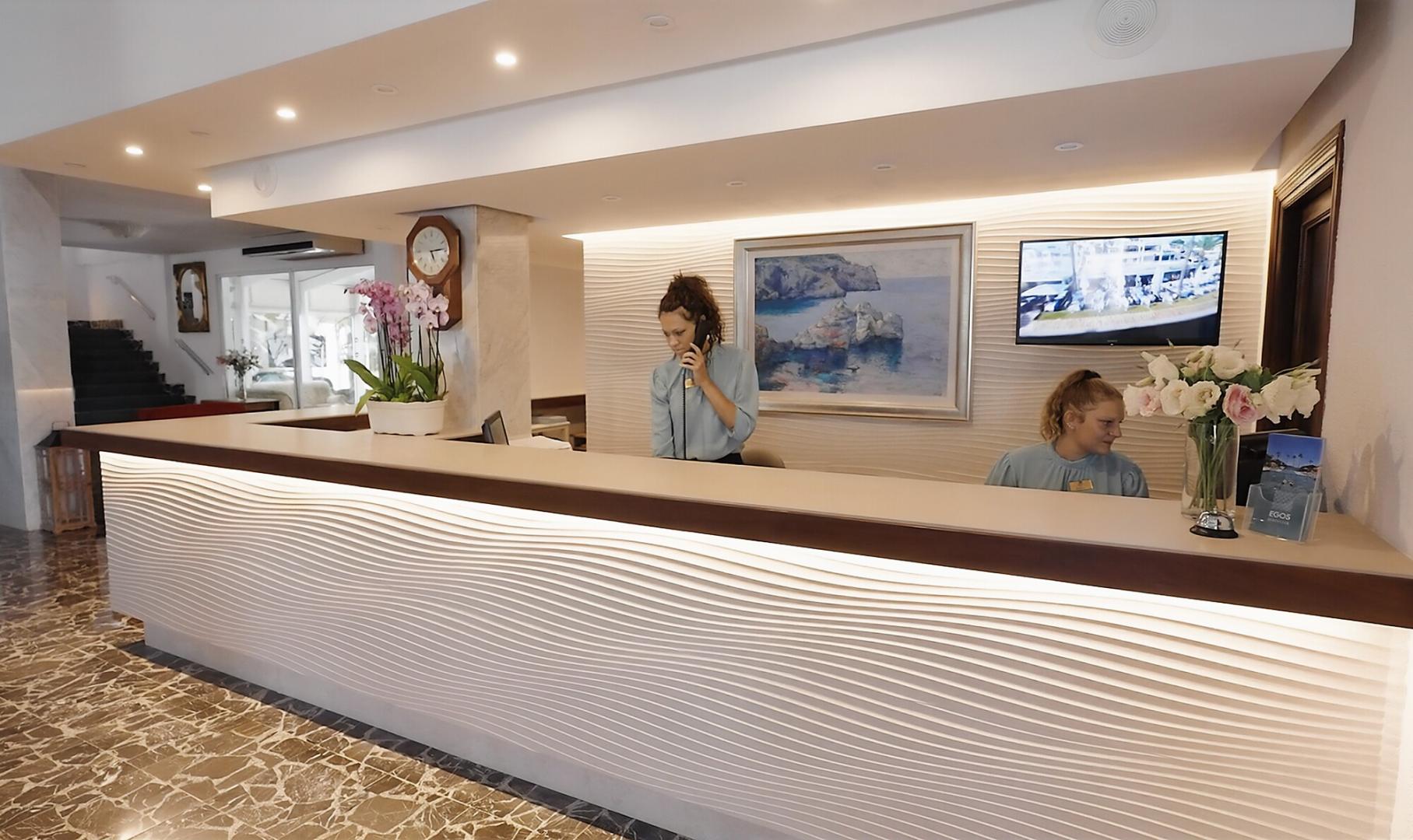 Lobby met receptie — Hotel Rocamarina
