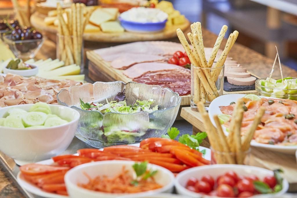 Buffet met diverse gerechten — Hotel Rocamarina