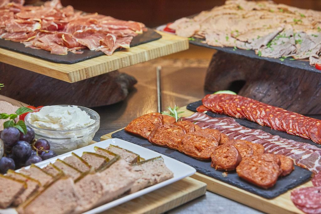Buffet met diverse gerechten — Hotel Rocamarina