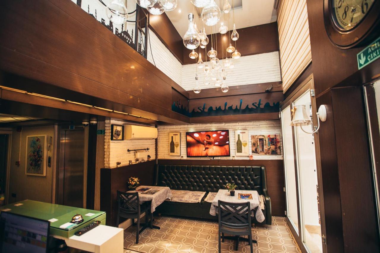 een restaurant met een tafel en stoelen in een kamer bij Just Inn Hotel in Istanbul