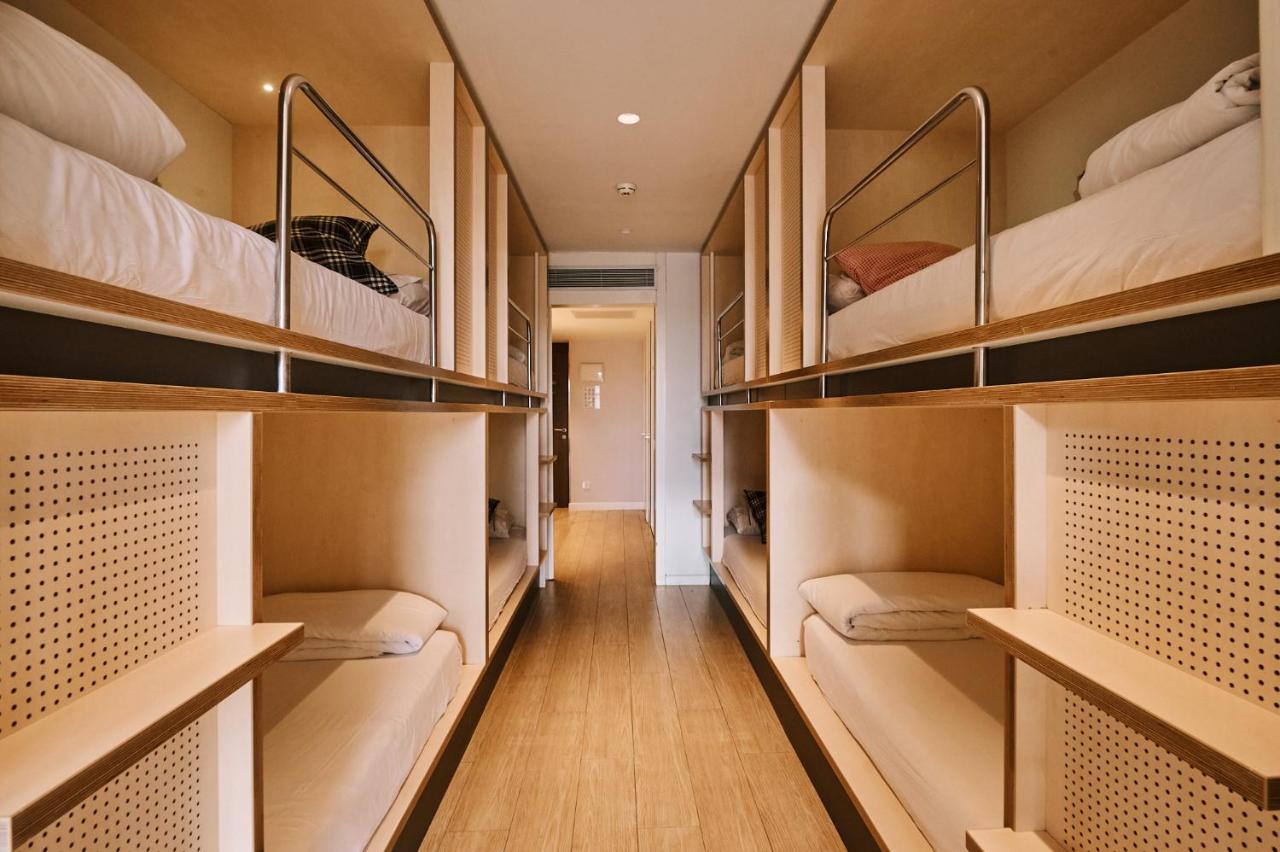 een kamer vol stapelbedden bij TOC Hostel Barcelona in Barcelona