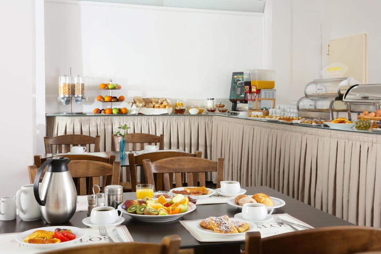 een tafel met borden vol eten erop bij Attalos Hotel in Athene