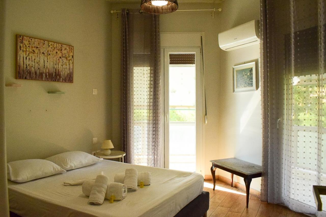 een slaapkamer met een bed waarop handdoeken liggen bij 2BA under the Acropolis Hill Athens City Center in Athene