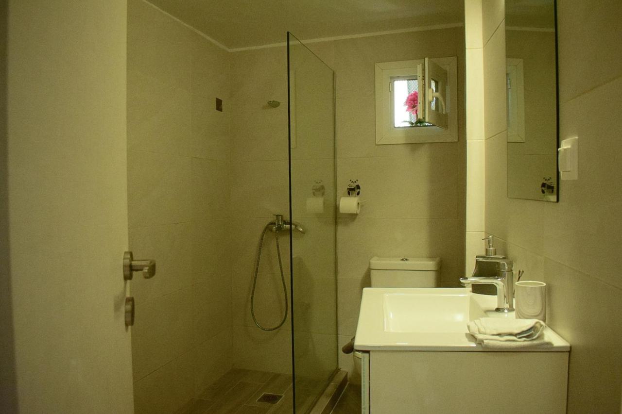 een badkamer met een douche, een wastafel en een toilet. bij 2BA under the Acropolis Hill Athens City Center in Athene