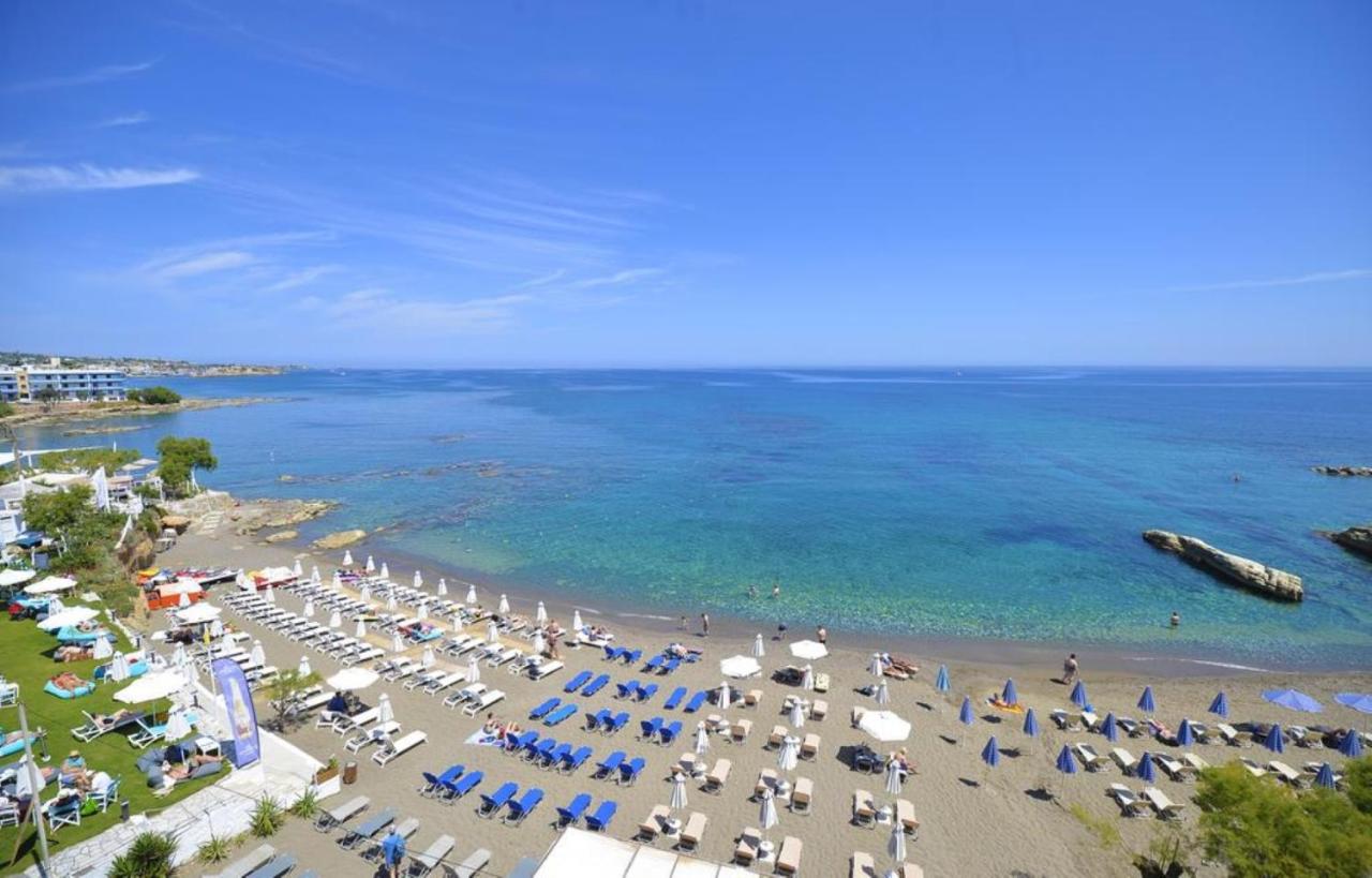 Een luchtfoto van een strand met parasols en stoelen. bij Stella Paradise "by Checkin" Adults Only in Chersonissos
