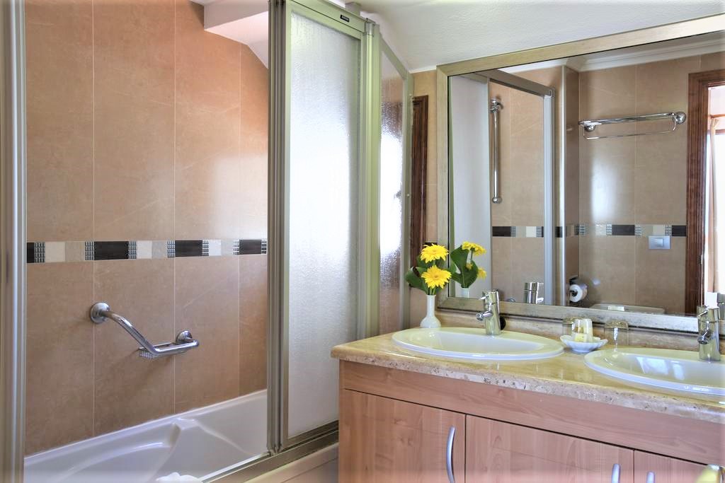 Ona Beverly Hills Suites image 1