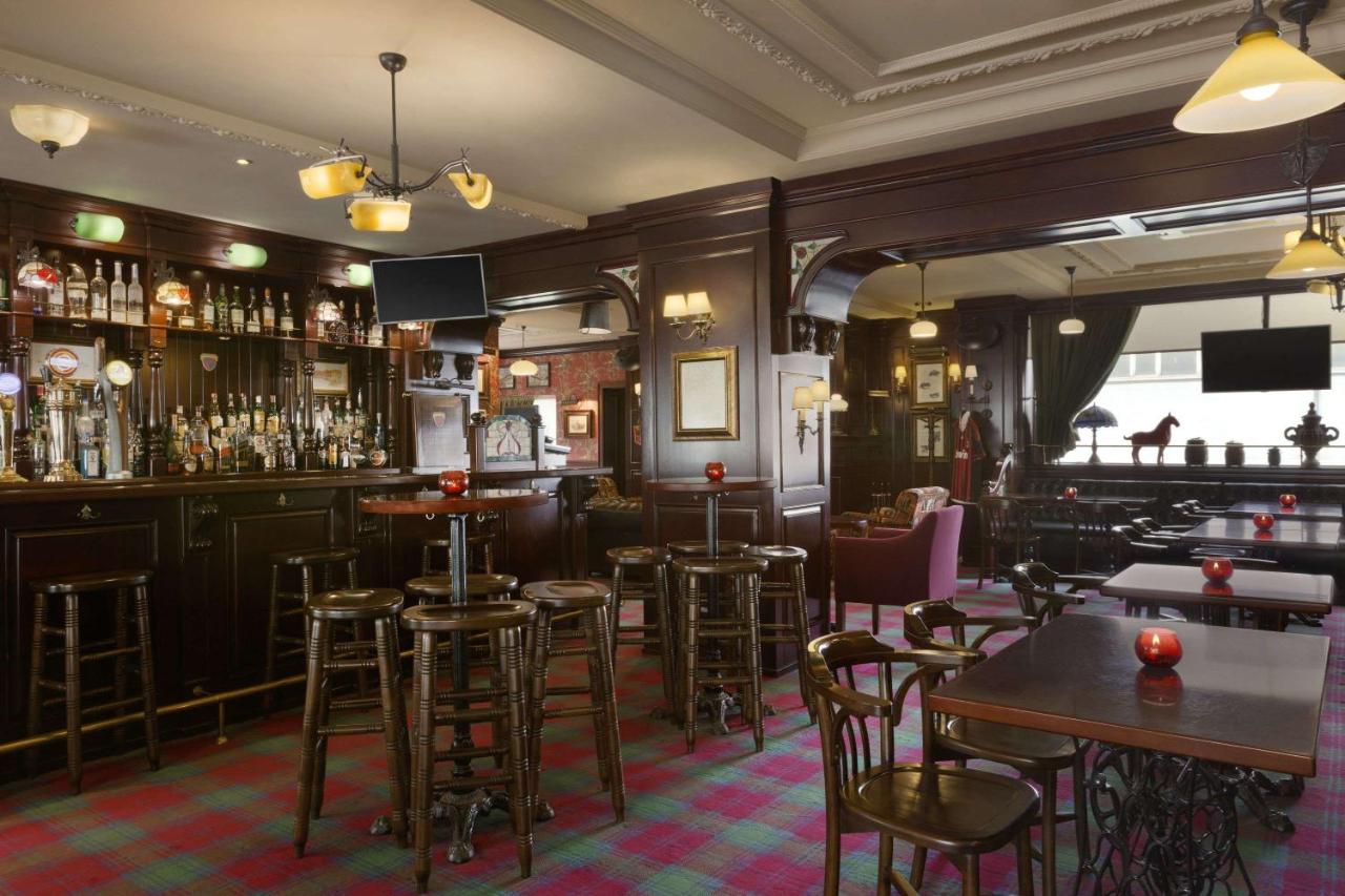 een bar met tafels en stoelen in een pub bij Ramada by Wyndham Istanbul Florya in Istanbul
