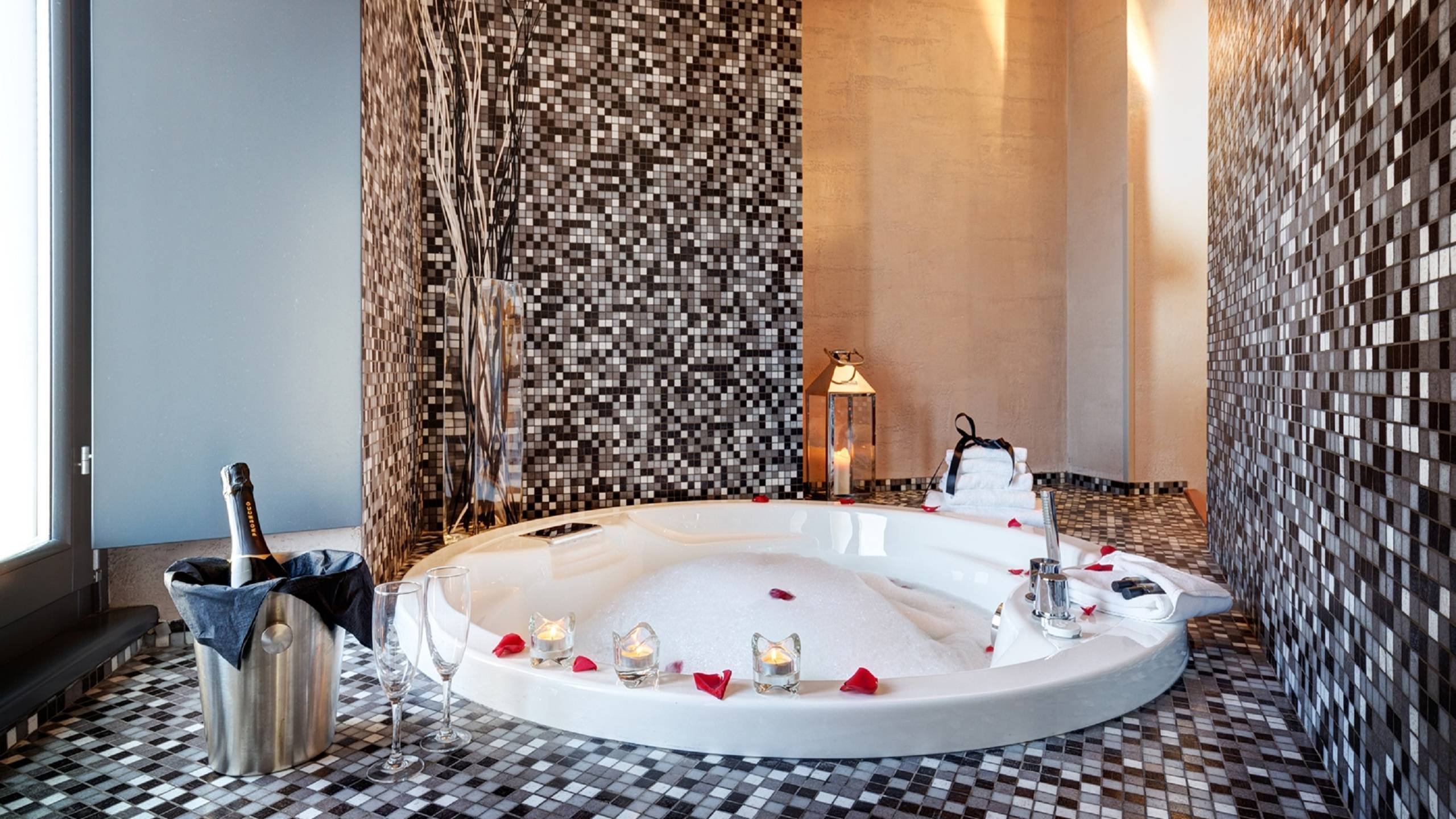 Dharma Luxury Hotel image 3