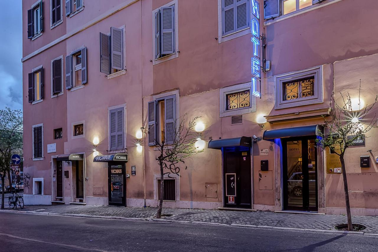 een roze gebouw in een straat in een stad bij Hotel Center 3 in Rome