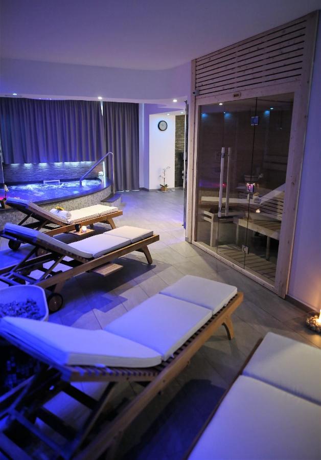 een kamer met meerdere matrassen en een zwembad bij Mareneve Resort in Linguaglossa