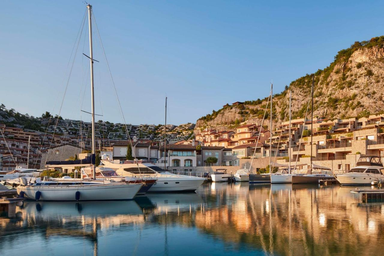 Een aantal boten ligt aangemeerd in een haven. bij Tivoli Portopiccolo Sistiana Wellness Resort & Spa in Sistiana