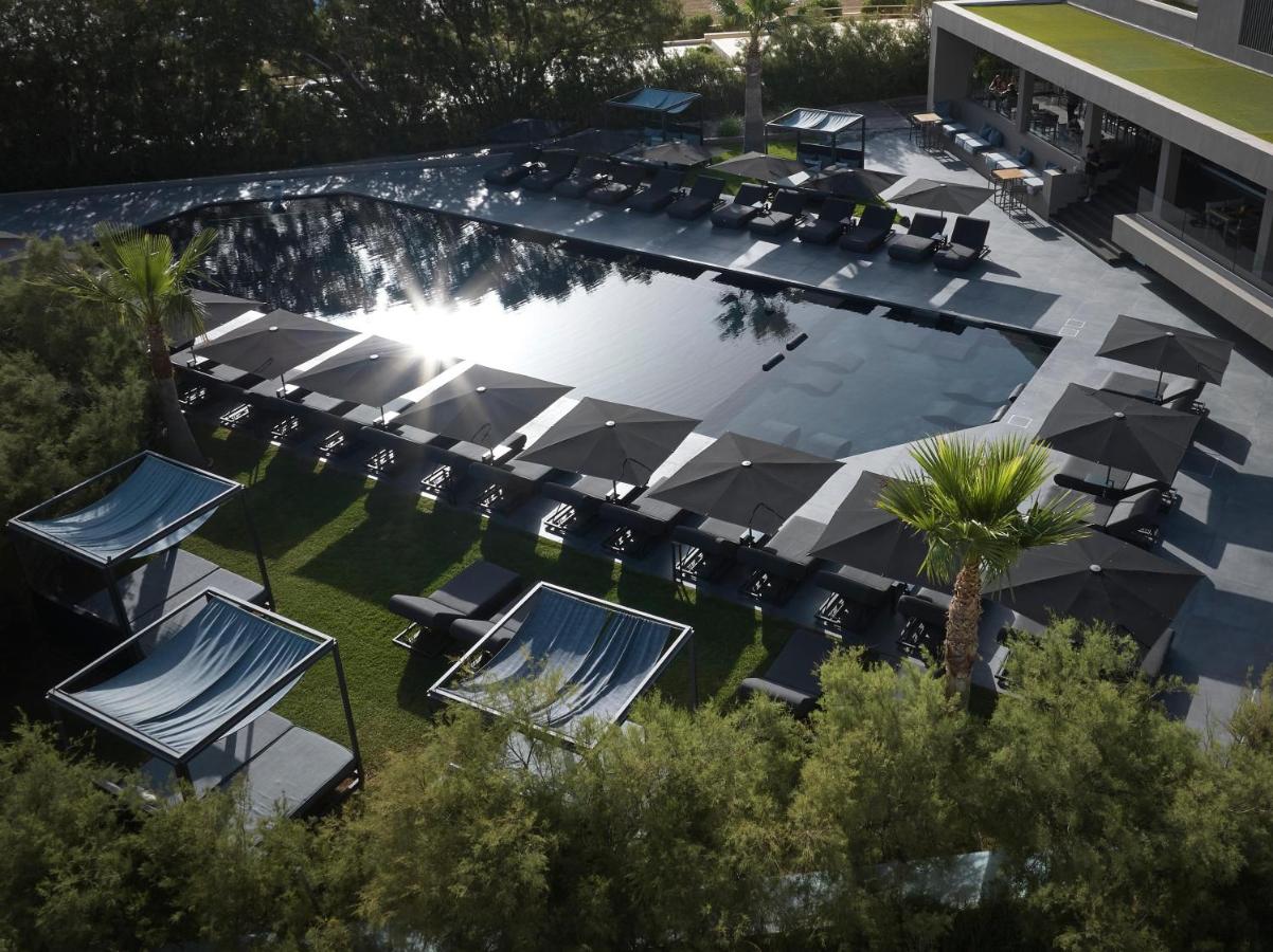Een bovenaanzicht van een zwembad met stoelen en tafels. bij NEMA Design Hotel & Spa - Small Luxury Hotels of the World 