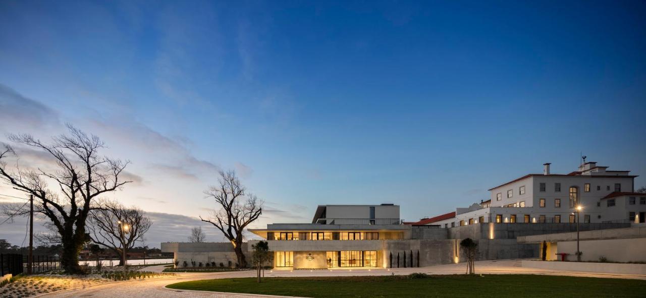 een groot gebouw 's nachts met de lichten aan bij Montebelo Vista Alegre Ílhavo Hotel in Ílhavo