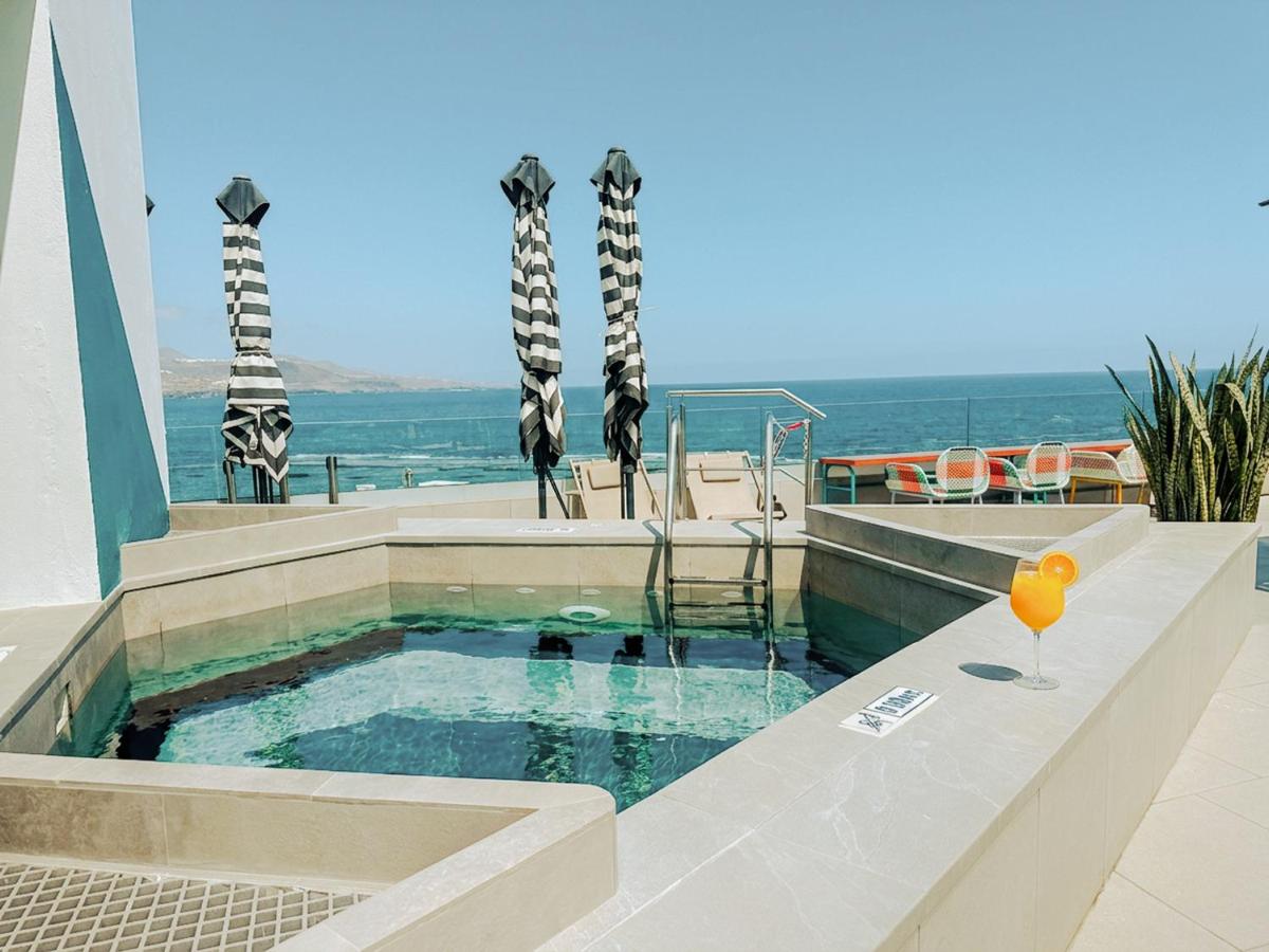 een zwembad met uitzicht op de oceaan bij Occidental Las Canteras in Las Palmas de Gran Canaria