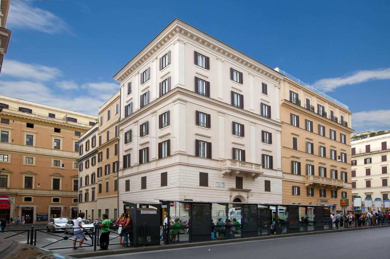 een groot wit gebouw in een stadsstraat bij Oriana Homèl Roma in Rome