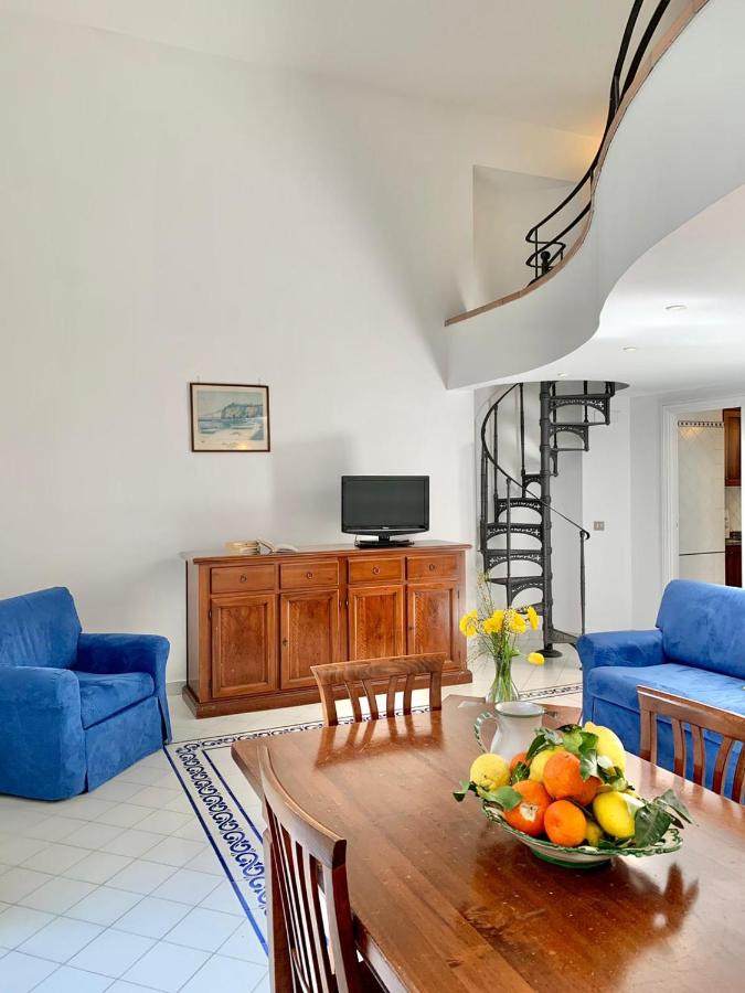 een woonkamer met een tafel waarop een fruitschaal staat bij Antico Palazzo Scala in Sorrento