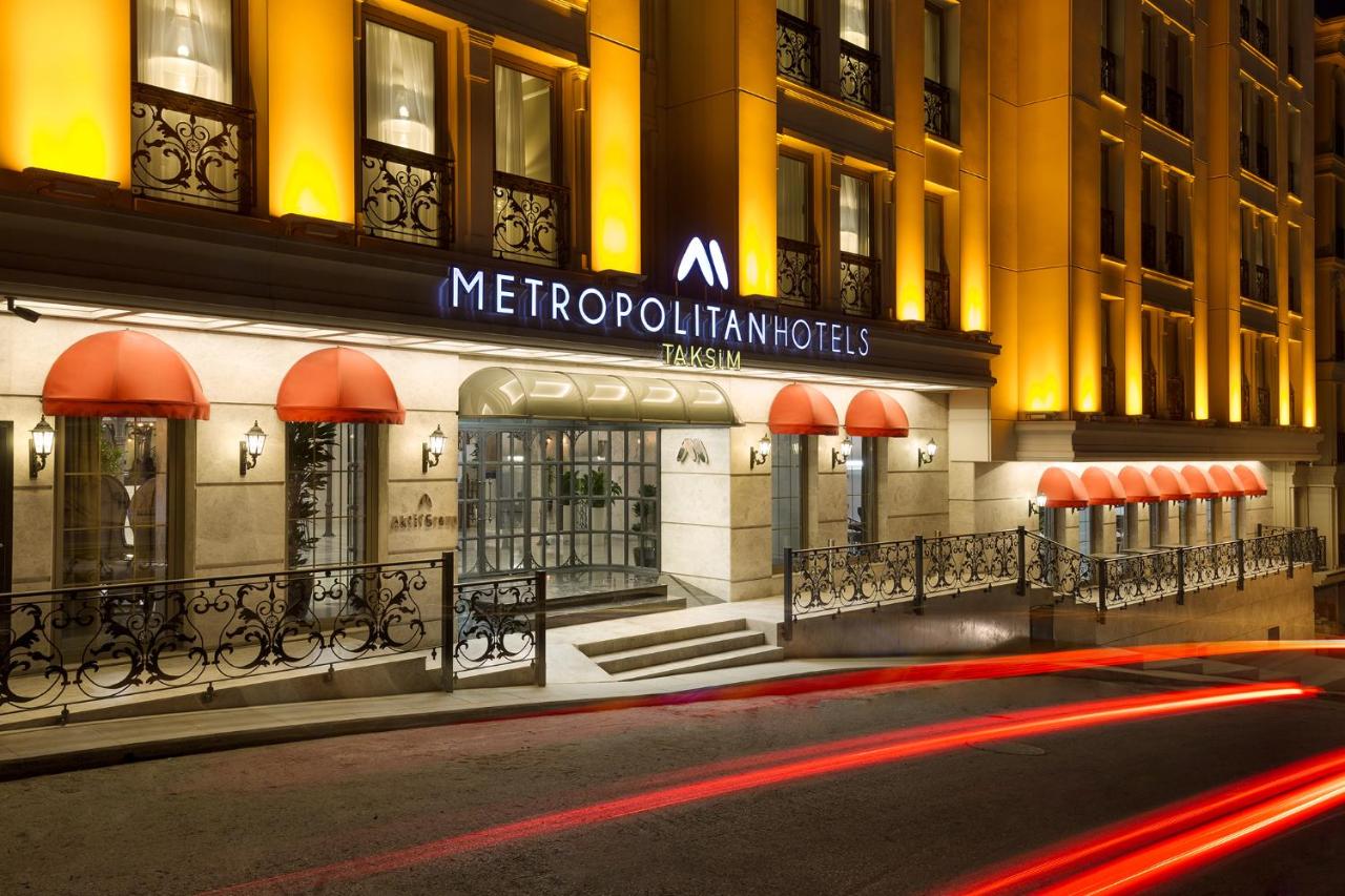 Een nachtelijk uitzicht op een gebouw van Metropolitania. bij Metropolitan Hotels Taksim in Istanbul