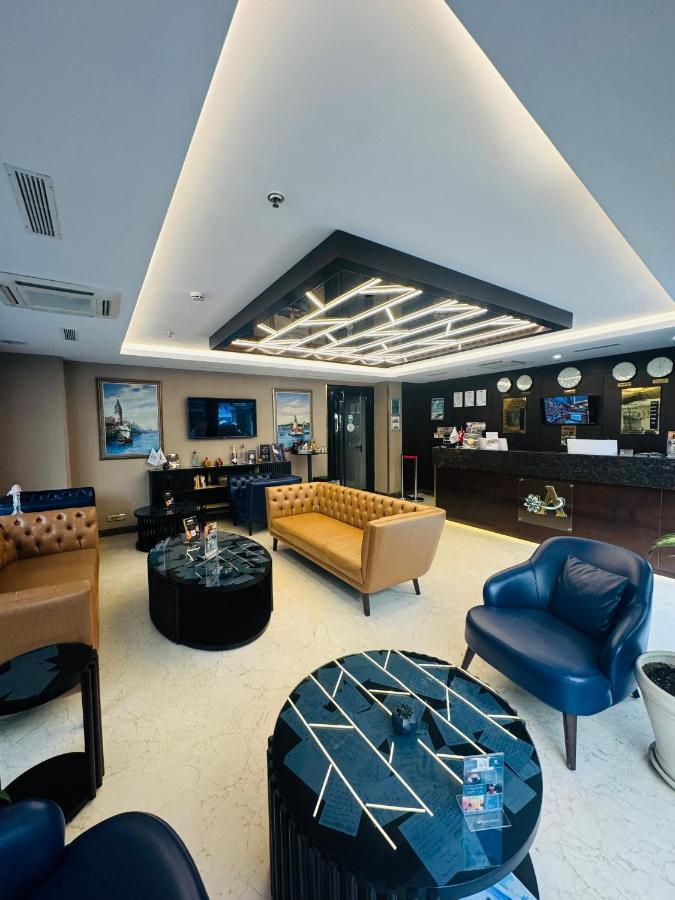 een woonkamer met een bank, stoelen en een tafel bij Aprilis Gold Hotel - Special Category in Istanbul