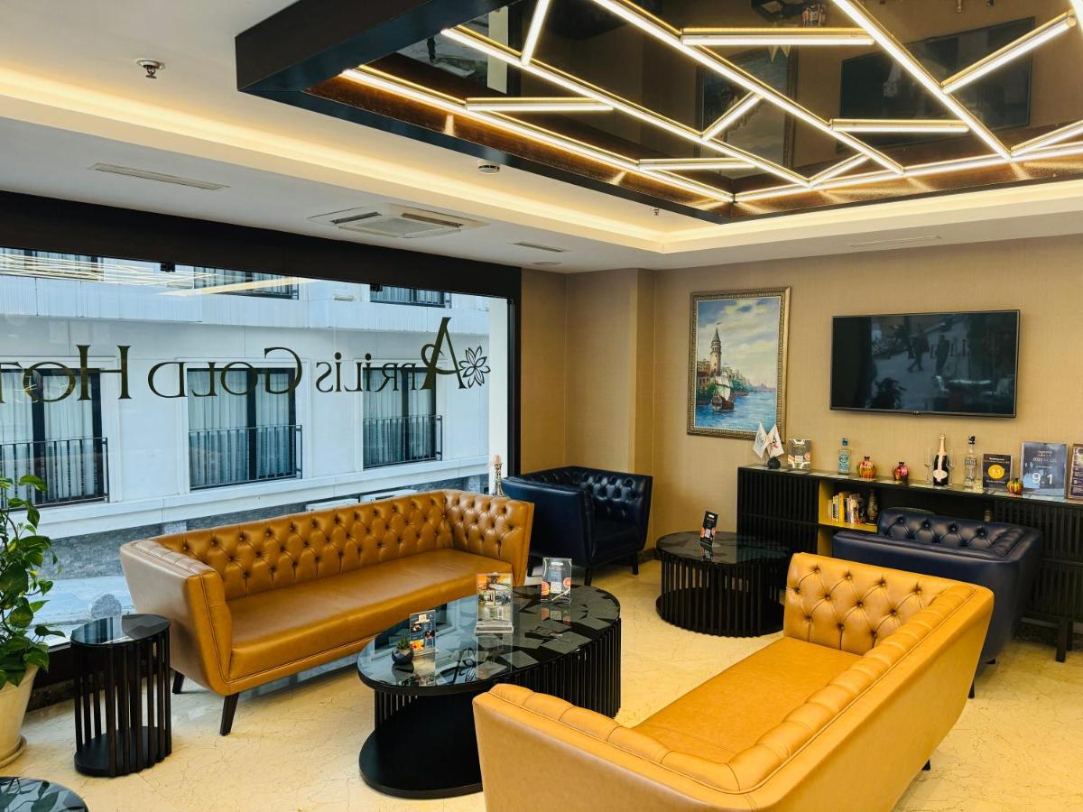 een lobby met banken, tafels en een tv bij Aprilis Gold Hotel - Special Category in Istanbul