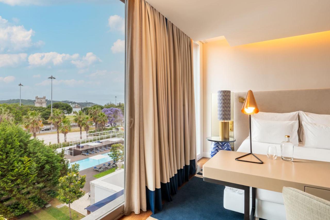 een hotelkamer met uitzicht op een resort bij Palácio do Governador - Lisbon Hotel & Spa in Lissabon