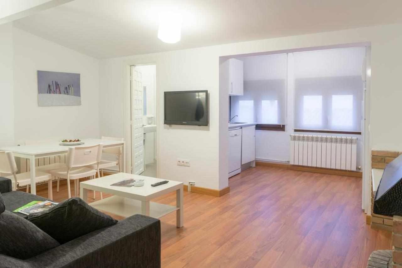 een woonkamer met een bank en een tafel bij Apartamentos en Candelario in Candelario
