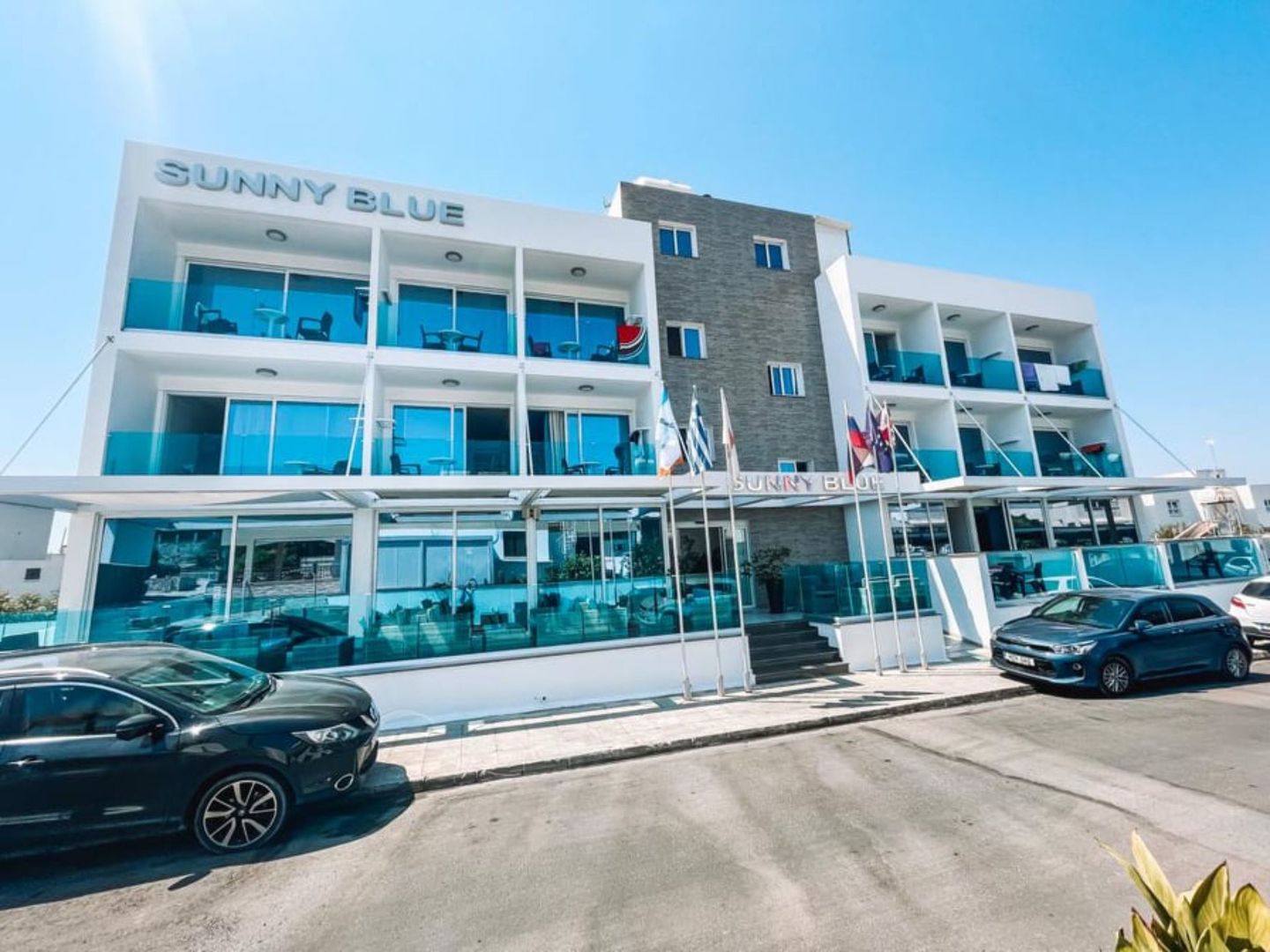 Sunny Blue Hotel image 1