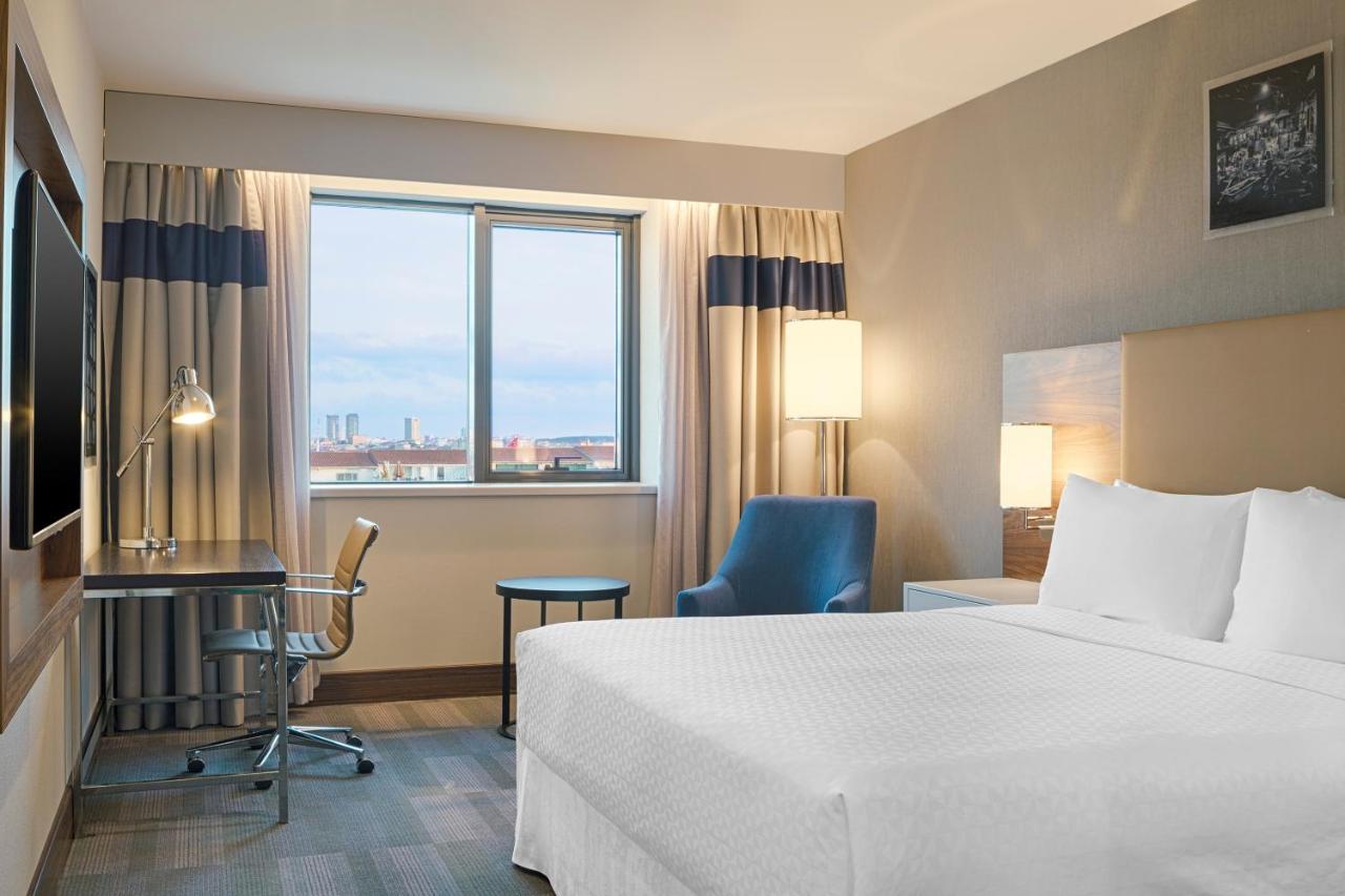 een hotelkamer met een bed en een raam bij Bof Hotels Business in Istanbul