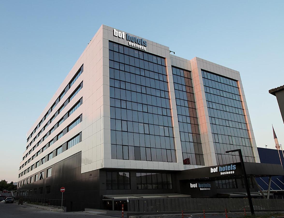 een hoog wit gebouw met veel ramen bij Bof Hotels Business in Istanbul