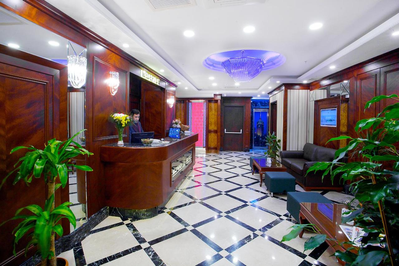 een lobby met een receptiebalie en planten bij Alpinn Hotel Istanbul in Istanbul