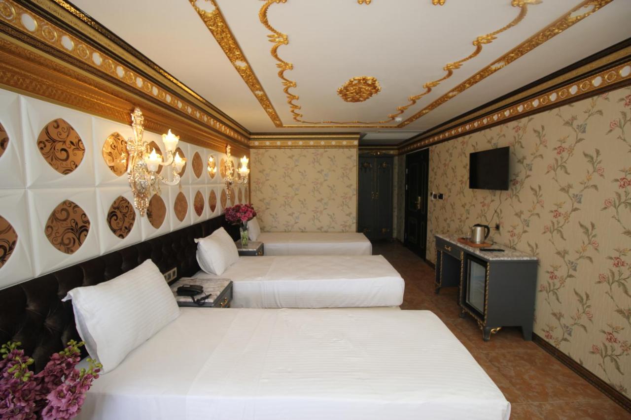 een hotelkamer met twee bedden en een televisie bij Laleli Blue Marmaray Hotel in Istanbul +87 foto's