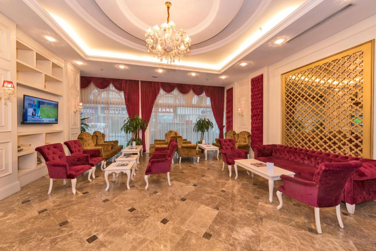 een woonkamer met rode meubels en een kroonluchter bij Marnas Hotels in Istanbul