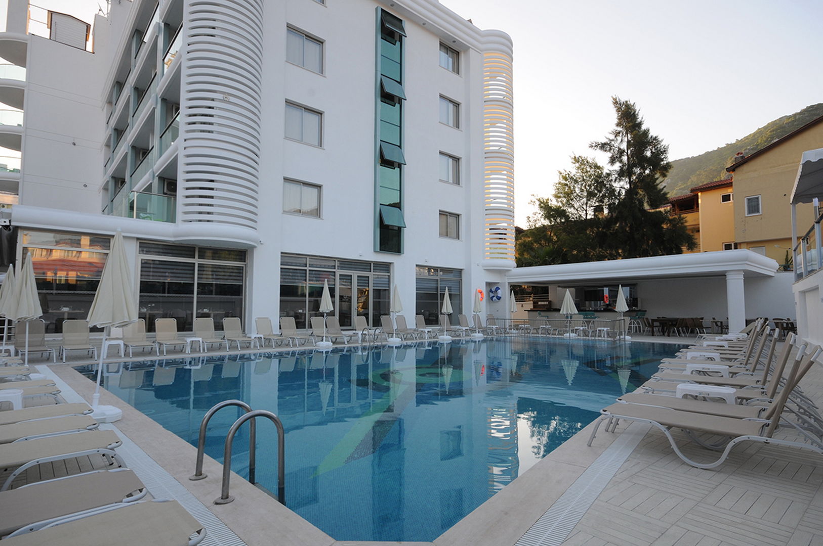 Idas Hotel image 1